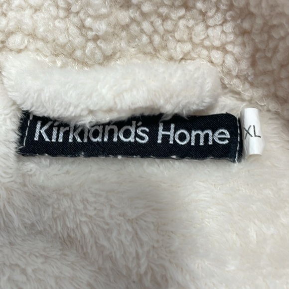 Kirkland’s home cream, plush robe - Picture 2 of 3